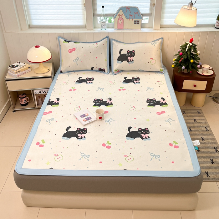 91家纺网 家纺一手货源 找家纺 小叮当家纺仓储工厂店 2025新款A类小清新卡通高品质冰藤印花床笠款凉席席子-床笠款 冰藤席-黑猫日记