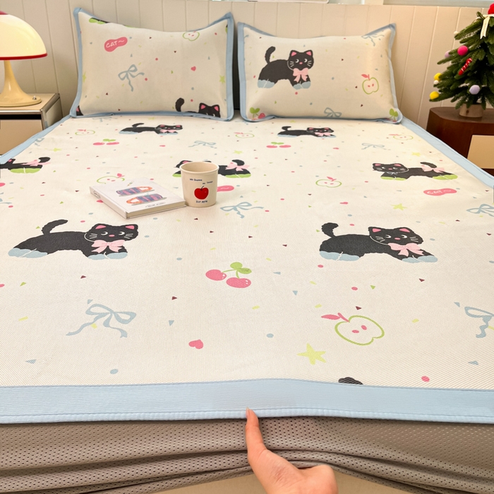 91家纺网 家纺一手货源 找家纺 小叮当家纺仓储工厂店 2025新款A类小清新卡通高品质冰藤印花床笠款凉席席子-床笠款 冰藤席-黑猫日记