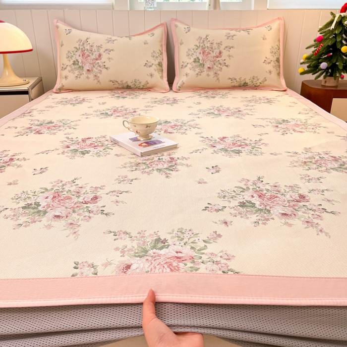 91家纺网 家纺一手货源 找家纺 小叮当家纺仓储工厂店 2025新款A类小清新卡通高品质冰藤印花床笠款凉席席子-床笠款 冰藤席-花海