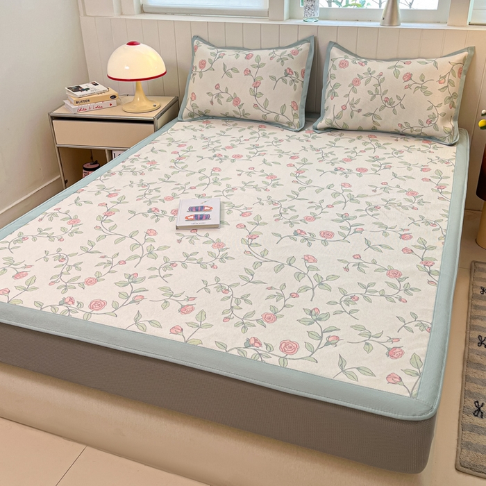 91家纺网 家纺一手货源 找家纺 小叮当家纺仓储工厂店 2025新款A类小清新卡通高品质冰藤印花床笠款凉席席子-床笠款 冰藤席-花枝