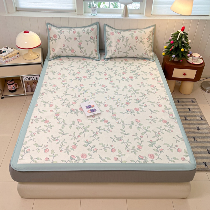 91家纺网 家纺一手货源 找家纺 小叮当家纺仓储工厂店 2025新款A类小清新卡通高品质冰藤印花床笠款凉席席子-床笠款 冰藤席-花枝