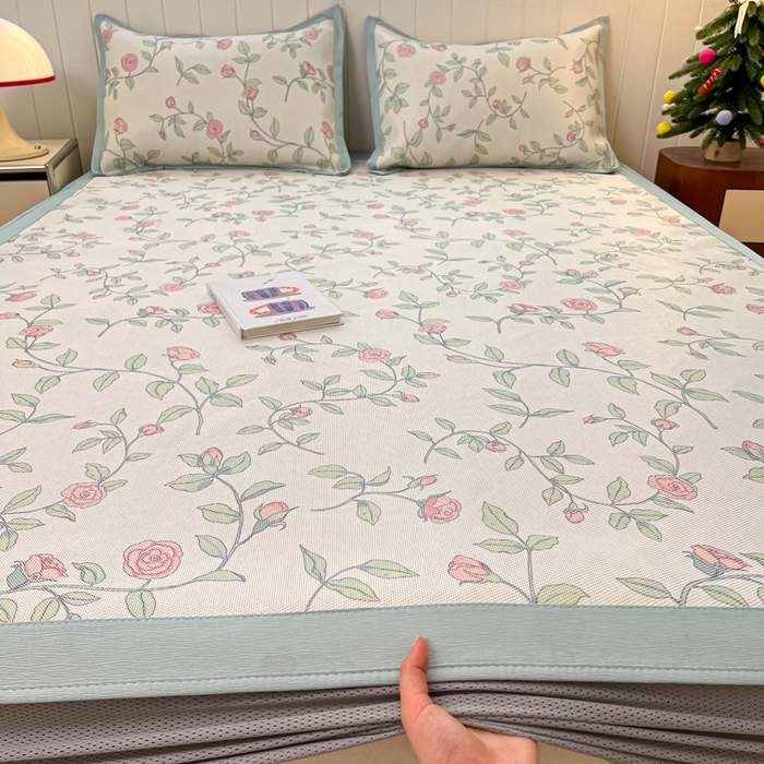 91家纺网 家纺一手货源 找家纺 小叮当家纺仓储工厂店 2025新款A类小清新卡通高品质冰藤印花床笠款凉席席子-床笠款 冰藤席-花枝