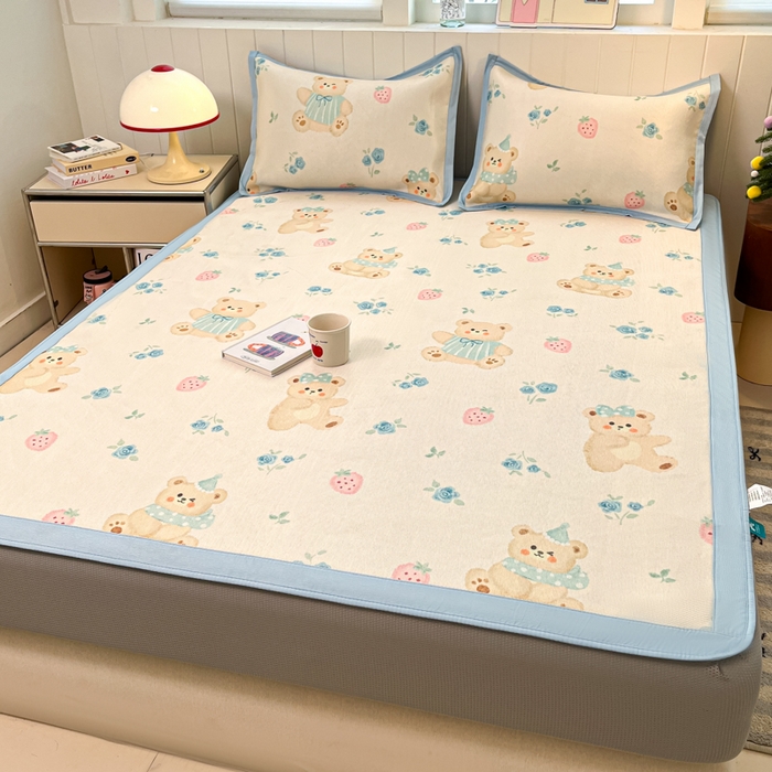 91家纺网 家纺一手货源 找家纺 小叮当家纺仓储工厂店 2025新款A类小清新卡通高品质冰藤印花床笠款凉席席子-床笠款 冰藤席-蓝花小熊