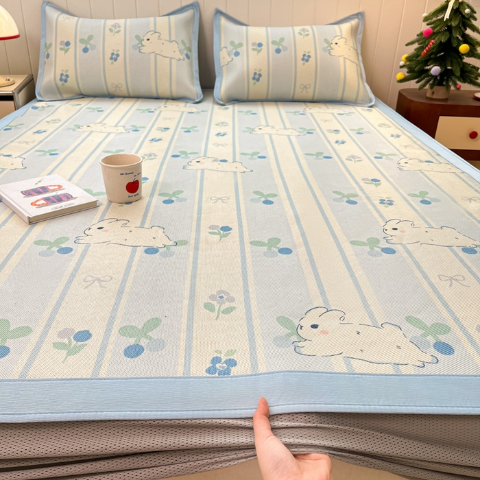 91家纺网 家纺一手货源 找家纺 小叮当家纺仓储工厂店 2025新款A类小清新卡通高品质冰藤印花床笠款凉席席子-床笠款 冰藤席-蓝条兔