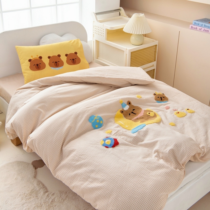 91家纺网 家纺一手货源 找家纺 鱼宝 2025新款全棉毛巾绣幼儿园套件三件套被子被芯 月亮卡卡