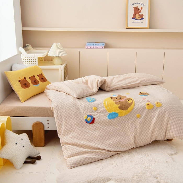 91家纺网 家纺一手货源 找家纺 鱼宝 2025新款全棉毛巾绣幼儿园套件三件套被子被芯 月亮卡卡