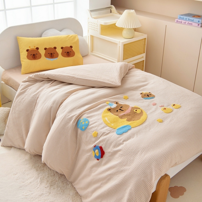 91家纺网 家纺一手货源 找家纺 鱼宝 2025新款全棉毛巾绣幼儿园套件三件套被子被芯 月亮卡卡