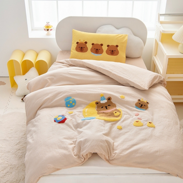 91家纺网 家纺一手货源 找家纺 鱼宝 2025新款全棉毛巾绣幼儿园套件三件套被子被芯 月亮卡卡