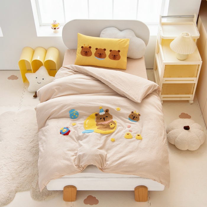 91家纺网 家纺一手货源 找家纺 鱼宝 2025新款全棉毛巾绣幼儿园套件三件套被子被芯 月亮卡卡