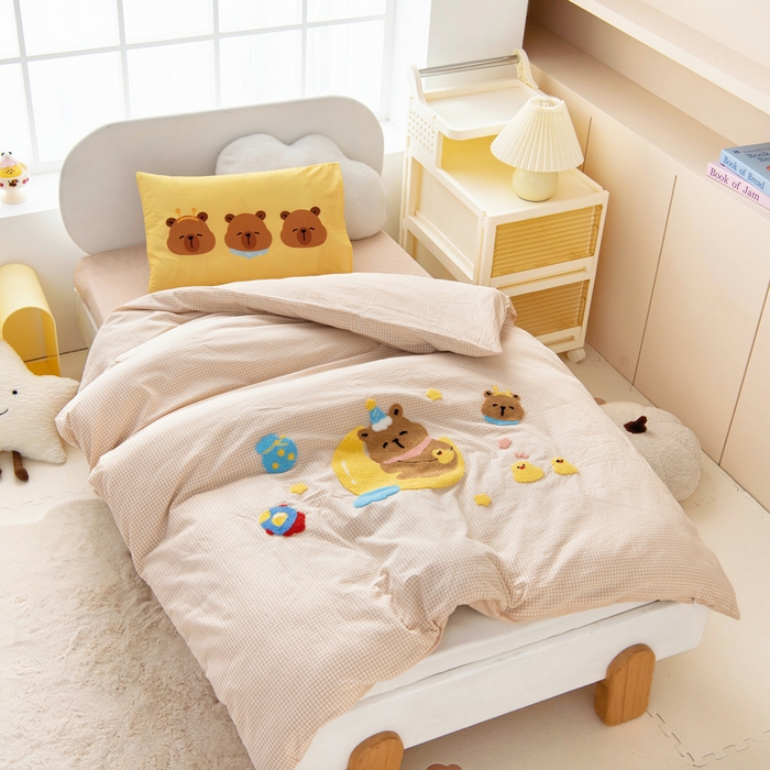 91家纺网 家纺一手货源 找家纺 鱼宝 2025新款全棉毛巾绣幼儿园套件三件套被子被芯 月亮卡卡