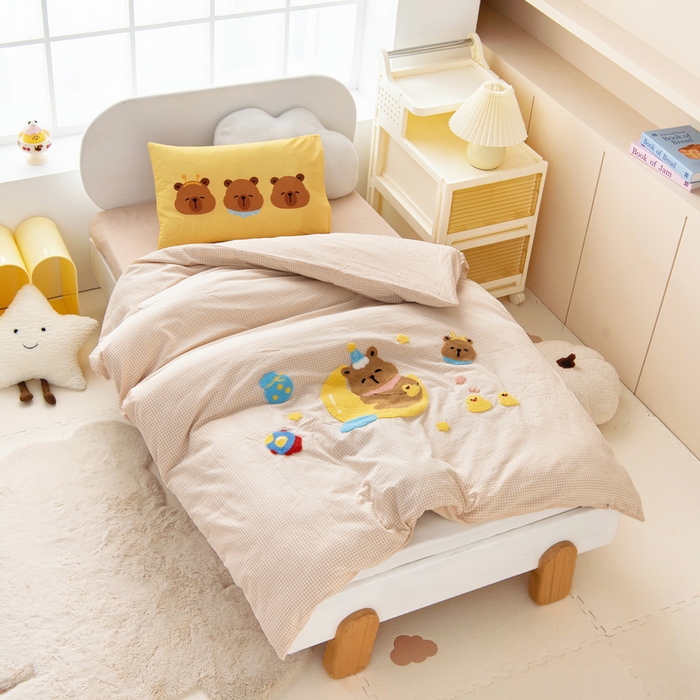 91家纺网 家纺一手货源 找家纺 鱼宝 2025新款全棉毛巾绣幼儿园套件三件套被子被芯 月亮卡卡