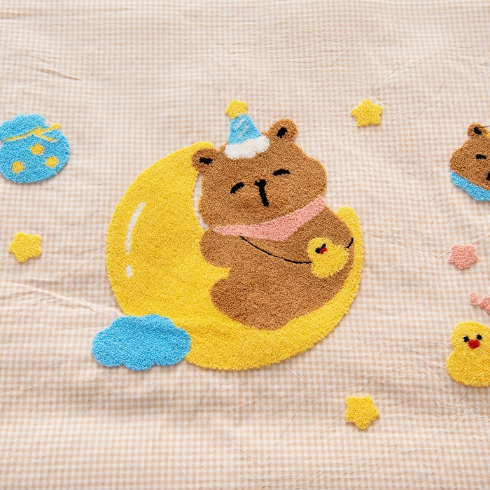 91家纺网 家纺一手货源 找家纺 鱼宝 2025新款全棉毛巾绣幼儿园套件三件套被子被芯 月亮卡卡