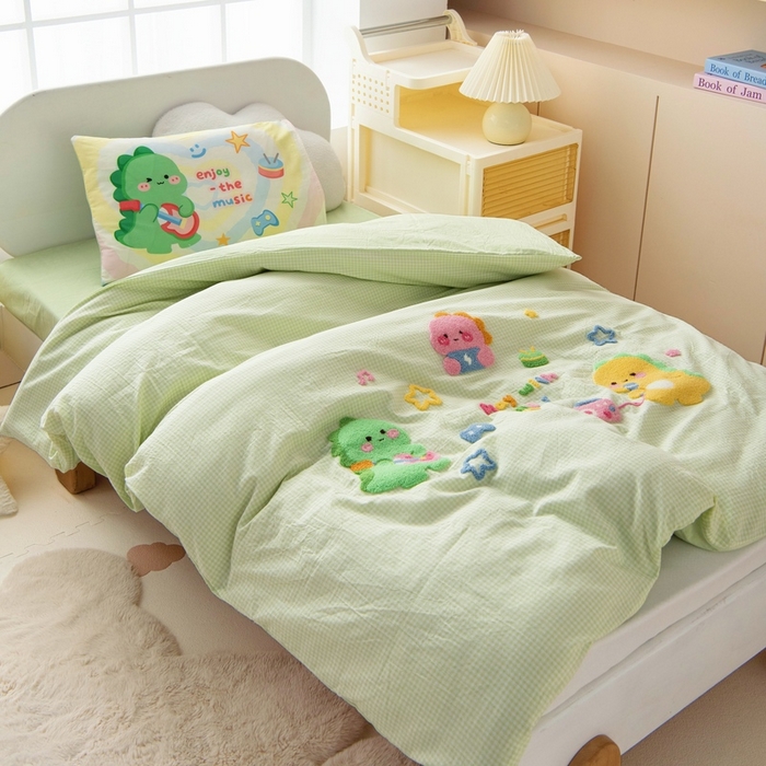 91家纺网 家纺一手货源 找家纺 鱼宝 2025新款全棉毛巾绣幼儿园套件三件套被子被芯 奶龙音乐会