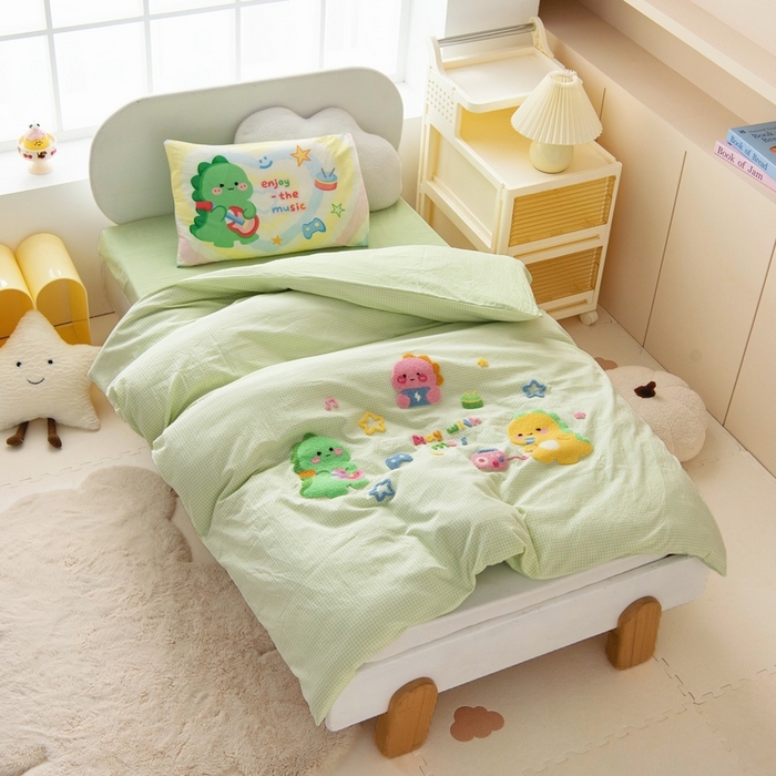 91家纺网 家纺一手货源 找家纺 鱼宝 2025新款全棉毛巾绣幼儿园套件三件套被子被芯 奶龙音乐会