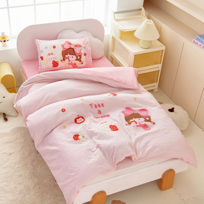 91家纺网 家纺一手货源 找家纺 鱼宝 2025新款全棉毛巾绣幼儿园套件三件套被子被芯 草莓女孩