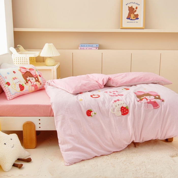 91家纺网 家纺一手货源 找家纺 鱼宝 2025新款全棉毛巾绣幼儿园套件三件套被子被芯 草莓女孩