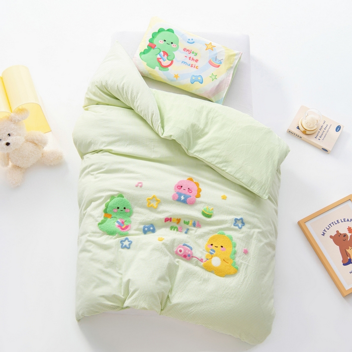 91家纺网 家纺一手货源 找家纺 鱼宝 2025新款全棉毛巾绣幼儿园套件三件套被子被芯 奶龙音乐会