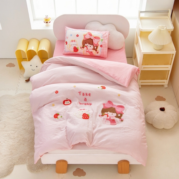 91家纺网 家纺一手货源 找家纺 鱼宝 2025新款全棉毛巾绣幼儿园套件三件套被子被芯 草莓女孩