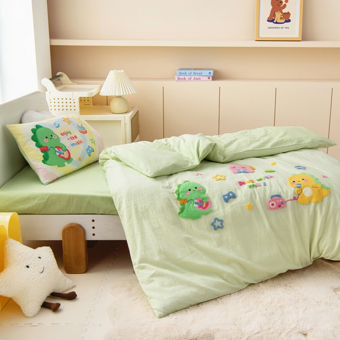 91家纺网 家纺一手货源 找家纺 鱼宝 2025新款全棉毛巾绣幼儿园套件三件套被子被芯 奶龙音乐会