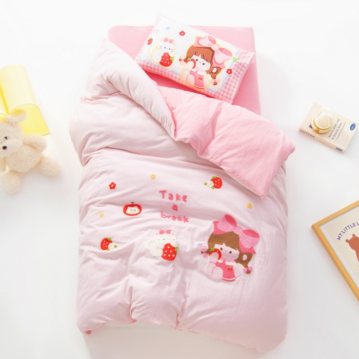 91家纺网 家纺一手货源 找家纺 鱼宝 2025新款全棉毛巾绣幼儿园套件三件套被子被芯 草莓女孩