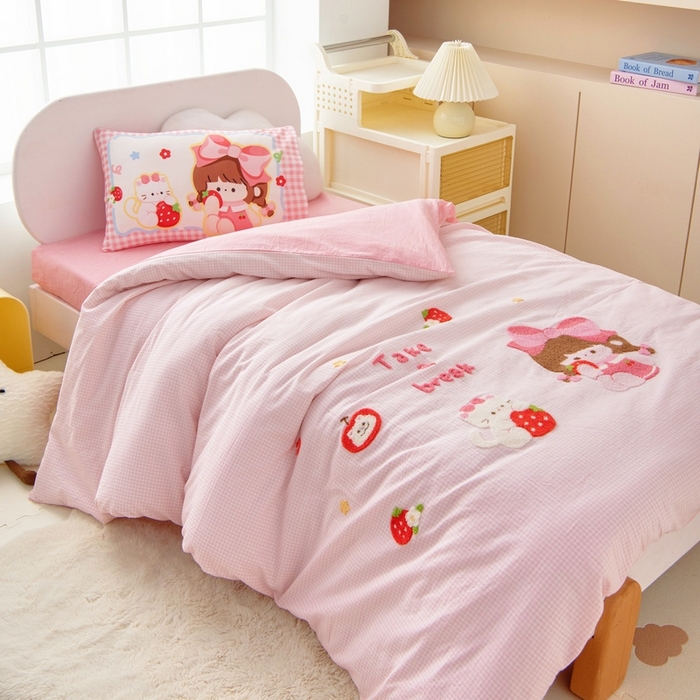 91家纺网 家纺一手货源 找家纺 鱼宝 2025新款全棉毛巾绣幼儿园套件三件套被子被芯 草莓女孩