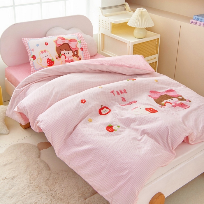 91家纺网 家纺一手货源 找家纺 鱼宝 2025新款全棉毛巾绣幼儿园套件三件套被子被芯 草莓女孩