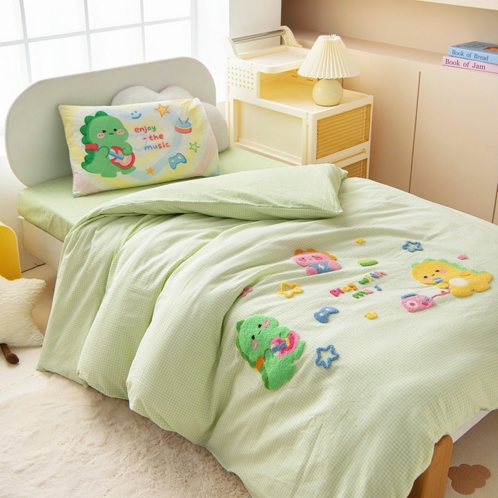 91家纺网 家纺一手货源 找家纺 鱼宝 2025新款全棉毛巾绣幼儿园套件三件套被子被芯 奶龙音乐会