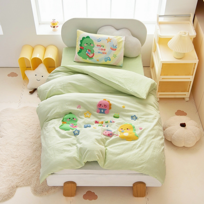 91家纺网 家纺一手货源 找家纺 鱼宝 2025新款全棉毛巾绣幼儿园套件三件套被子被芯 奶龙音乐会