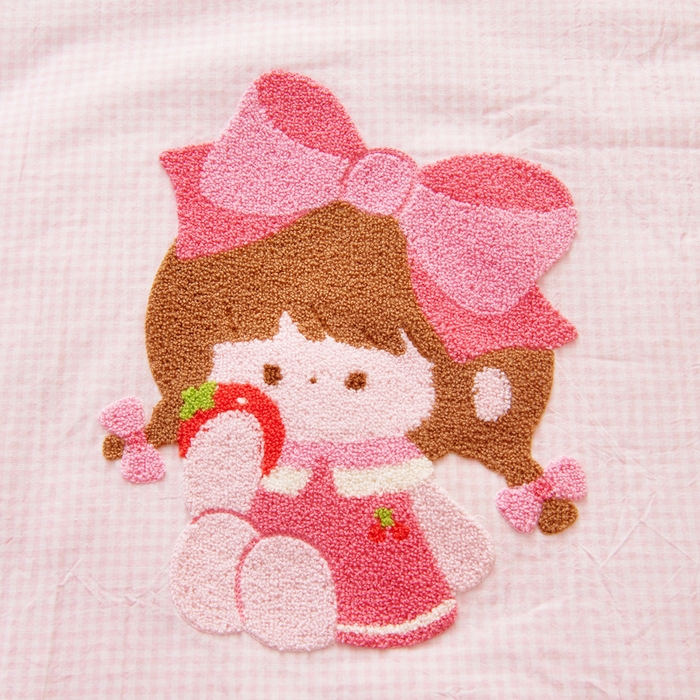 91家纺网 家纺一手货源 找家纺 鱼宝 2025新款全棉毛巾绣幼儿园套件三件套被子被芯 草莓女孩