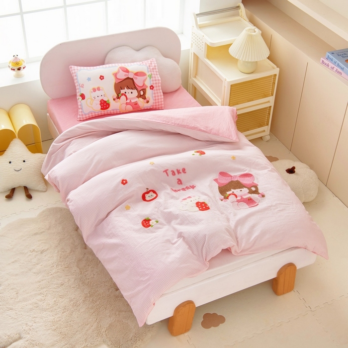 91家纺网 家纺一手货源 找家纺 鱼宝 2025新款全棉毛巾绣幼儿园套件三件套被子被芯 草莓女孩