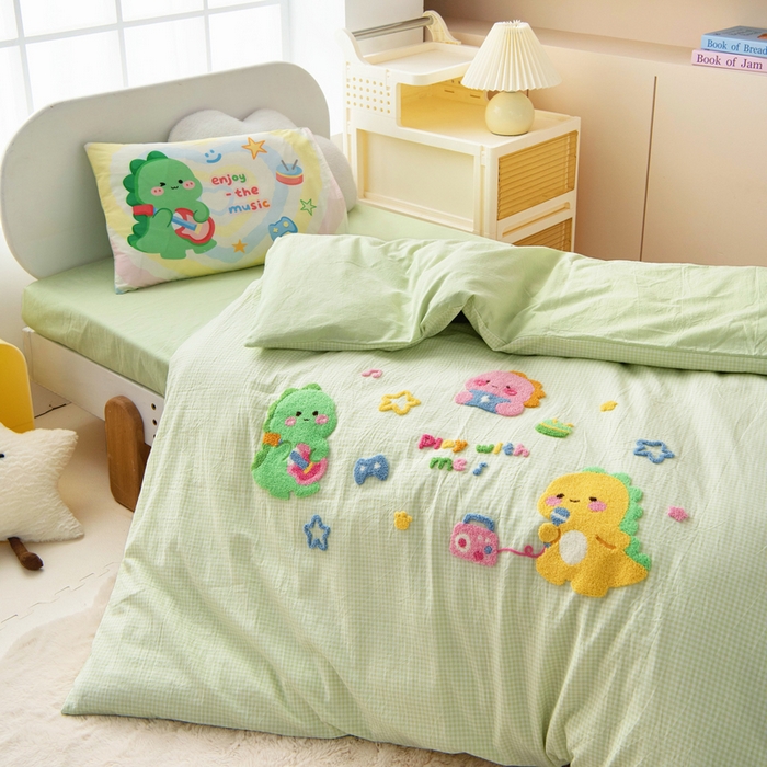 91家纺网 家纺一手货源 找家纺 鱼宝 2025新款全棉毛巾绣幼儿园套件三件套被子被芯 奶龙音乐会