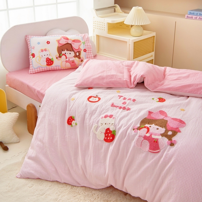 91家纺网 家纺一手货源 找家纺 鱼宝 2025新款全棉毛巾绣幼儿园套件三件套被子被芯 草莓女孩