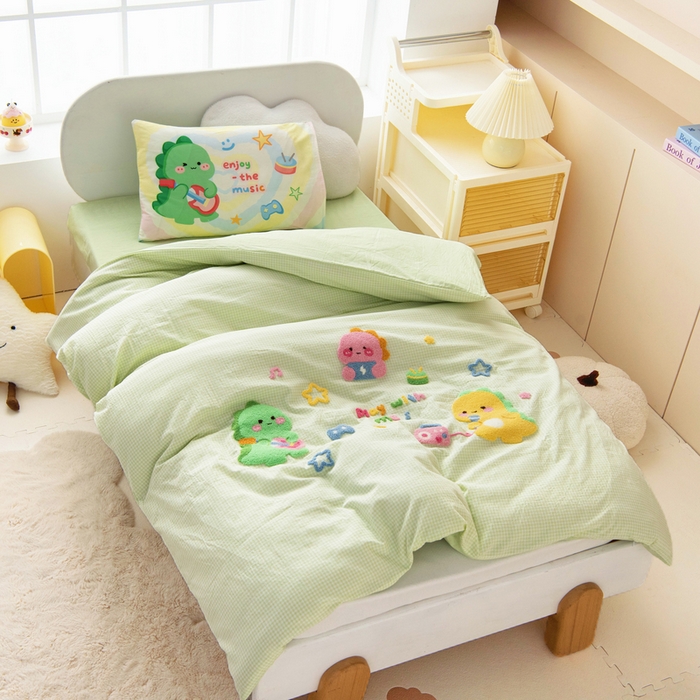 91家纺网 家纺一手货源 找家纺 鱼宝 2025新款全棉毛巾绣幼儿园套件三件套被子被芯 奶龙音乐会