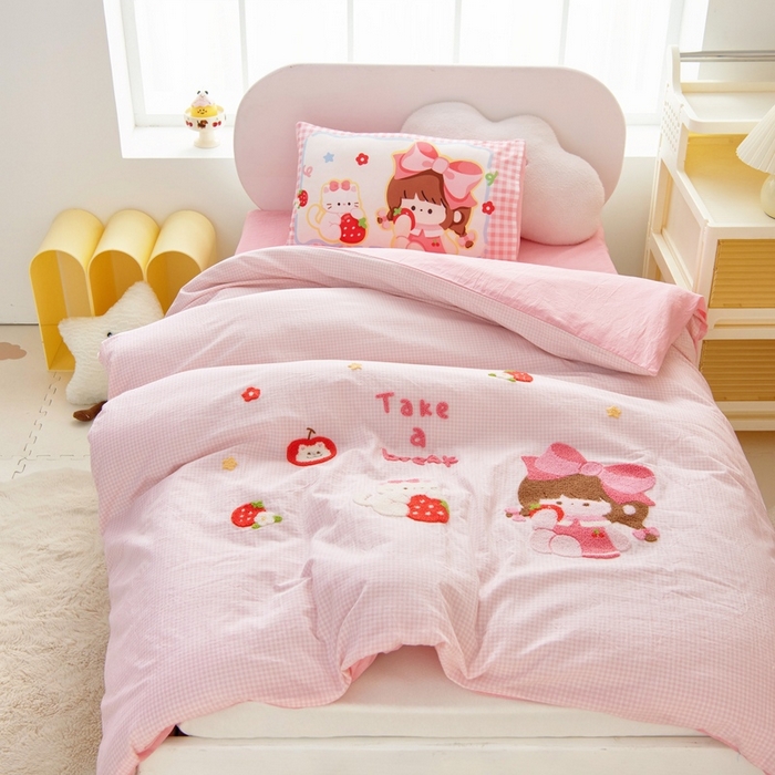91家纺网 家纺一手货源 找家纺 鱼宝 2025新款全棉毛巾绣幼儿园套件三件套被子被芯 草莓女孩