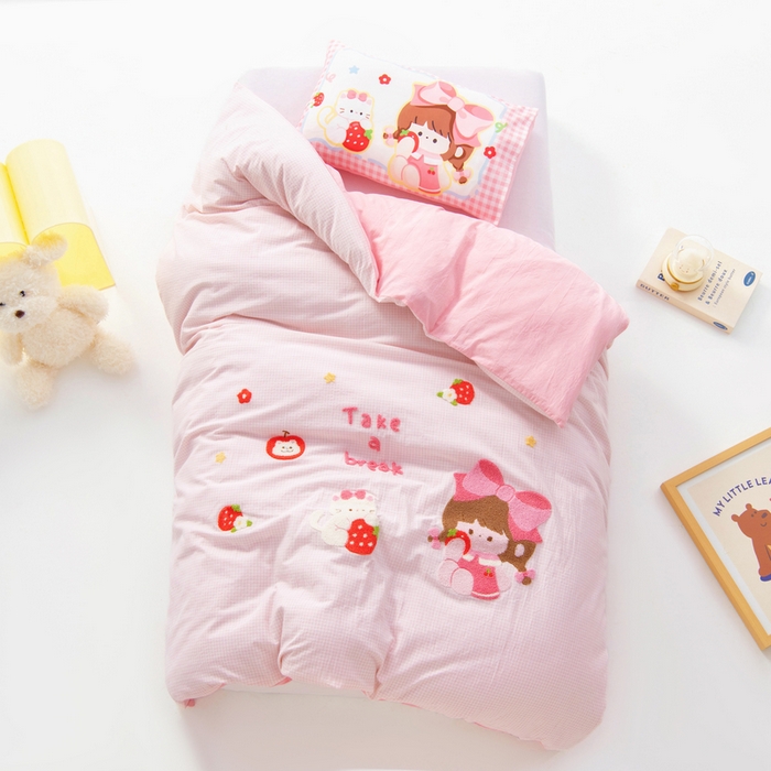 91家纺网 家纺一手货源 找家纺 鱼宝 2025新款全棉毛巾绣幼儿园套件三件套被子被芯 草莓女孩