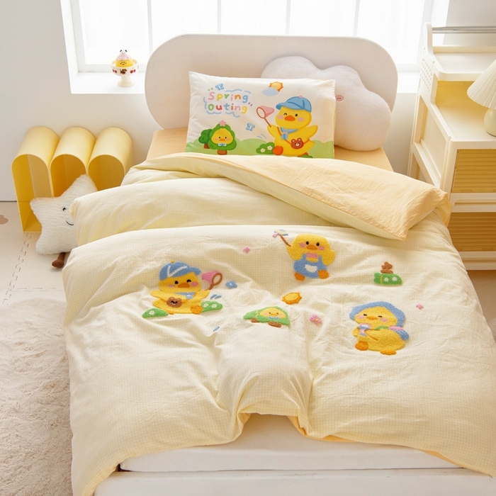 91家纺网 家纺一手货源 找家纺 鱼宝 2025新款全棉毛巾绣幼儿园套件三件套被子被芯 郊游鸭