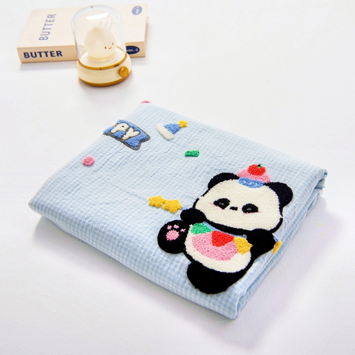 91家纺网 家纺一手货源 找家纺 鱼宝 2025新款全棉毛巾绣幼儿园套件三件套被子被芯 糖果熊猫 蓝