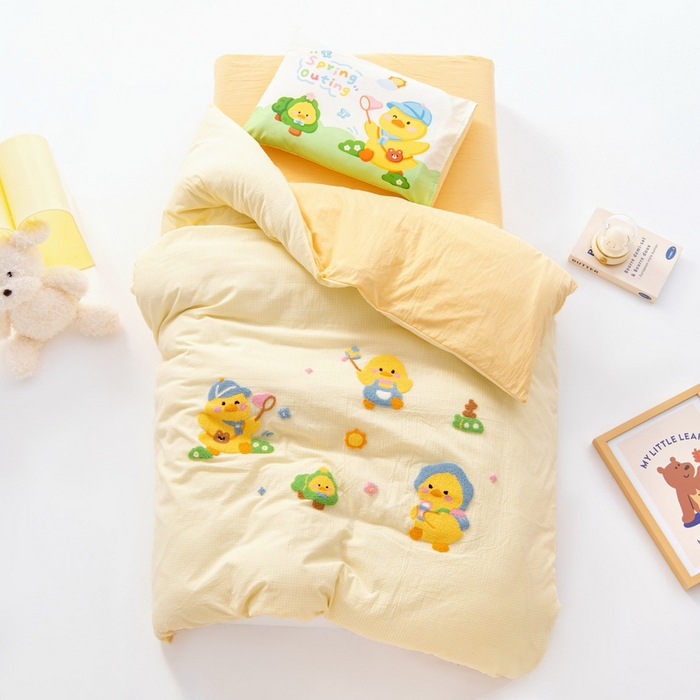 91家纺网 家纺一手货源 找家纺 鱼宝 2025新款全棉毛巾绣幼儿园套件三件套被子被芯 郊游鸭