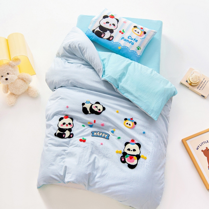 91家纺网 家纺一手货源 找家纺 鱼宝 2025新款全棉毛巾绣幼儿园套件三件套被子被芯 糖果熊猫 蓝