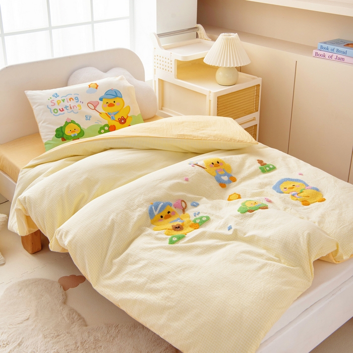 91家纺网 家纺一手货源 找家纺 鱼宝 2025新款全棉毛巾绣幼儿园套件三件套被子被芯 郊游鸭