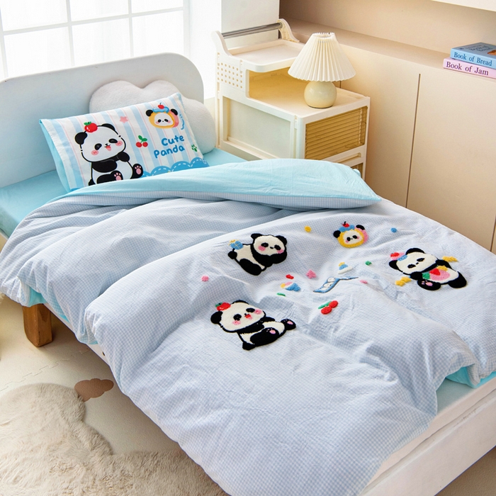 91家纺网 家纺一手货源 找家纺 鱼宝 2025新款全棉毛巾绣幼儿园套件三件套被子被芯 糖果熊猫 蓝
