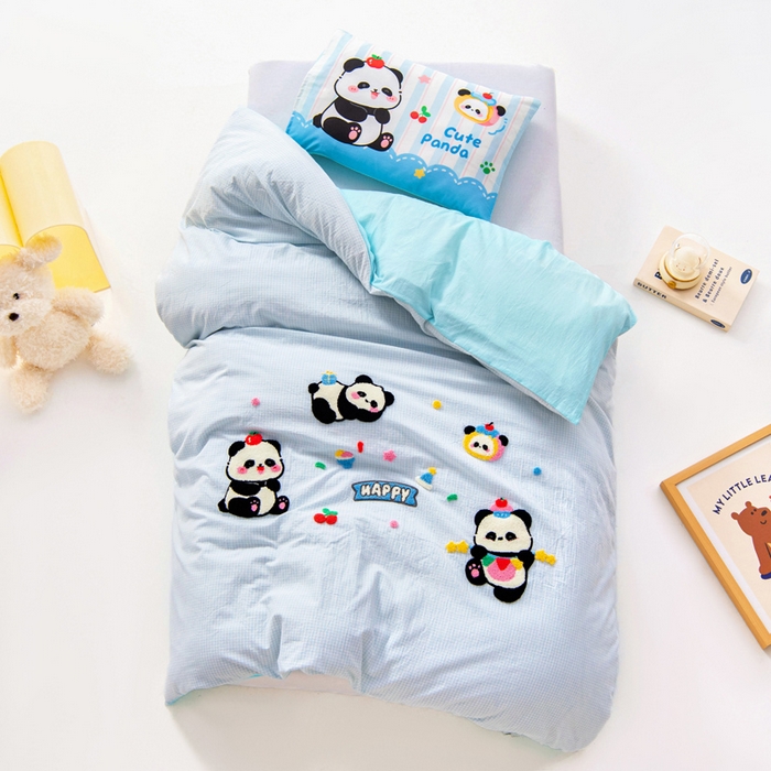 91家纺网 家纺一手货源 找家纺 鱼宝 2025新款全棉毛巾绣幼儿园套件三件套被子被芯 糖果熊猫 蓝