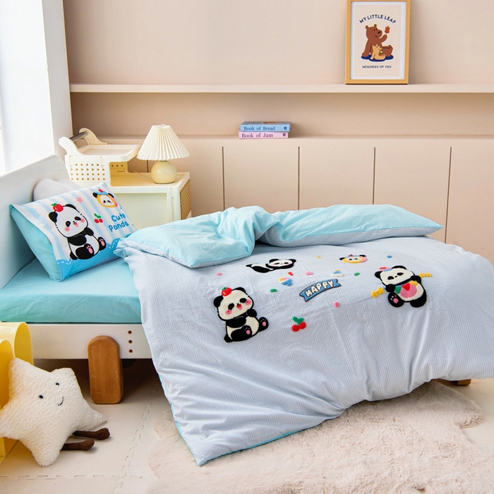 91家纺网 家纺一手货源 找家纺 鱼宝 2025新款全棉毛巾绣幼儿园套件三件套被子被芯 糖果熊猫 蓝