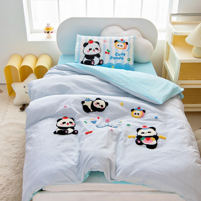 91家纺网 家纺一手货源 找家纺 鱼宝 2025新款全棉毛巾绣幼儿园套件三件套被子被芯 糖果熊猫 蓝