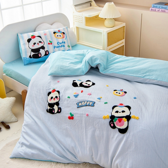 91家纺网 家纺一手货源 找家纺 鱼宝 2025新款全棉毛巾绣幼儿园套件三件套被子被芯 糖果熊猫 蓝