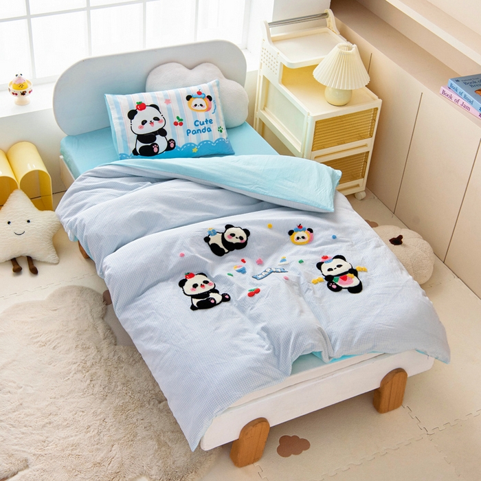 91家纺网 家纺一手货源 找家纺 鱼宝 2025新款全棉毛巾绣幼儿园套件三件套被子被芯 糖果熊猫 蓝