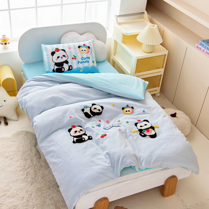 91家纺网 家纺一手货源 找家纺 鱼宝 2025新款全棉毛巾绣幼儿园套件三件套被子被芯 糖果熊猫 蓝