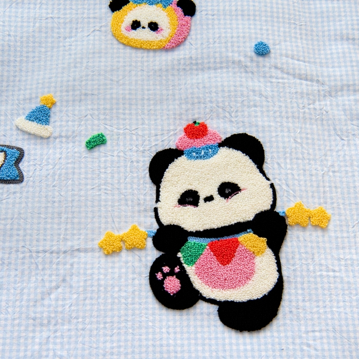 91家纺网 家纺一手货源 找家纺 鱼宝 2025新款全棉毛巾绣幼儿园套件三件套被子被芯 糖果熊猫 蓝