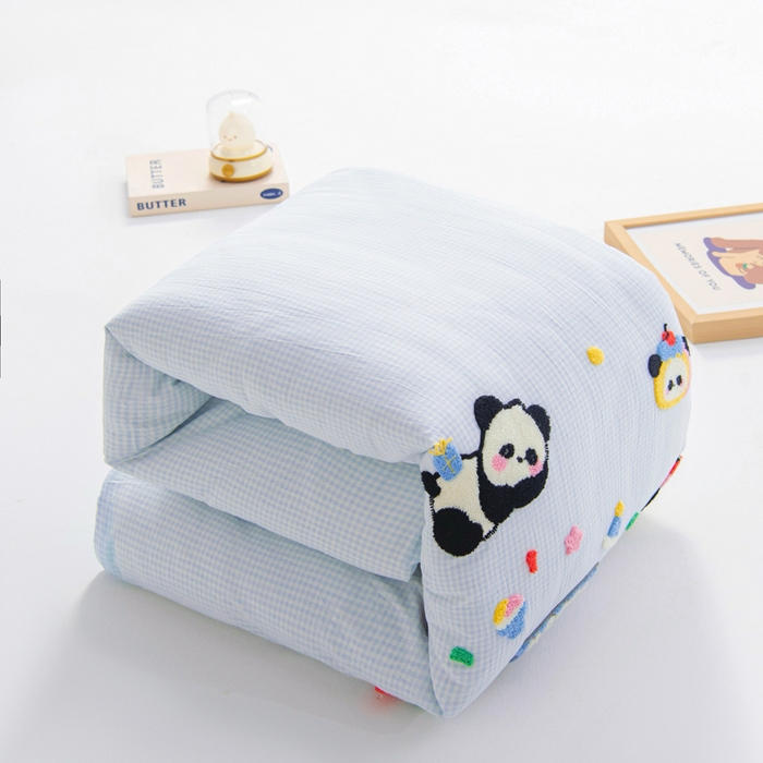 91家纺网 家纺一手货源 找家纺 鱼宝 2025新款全棉毛巾绣幼儿园套件三件套被子被芯 糖果熊猫 蓝