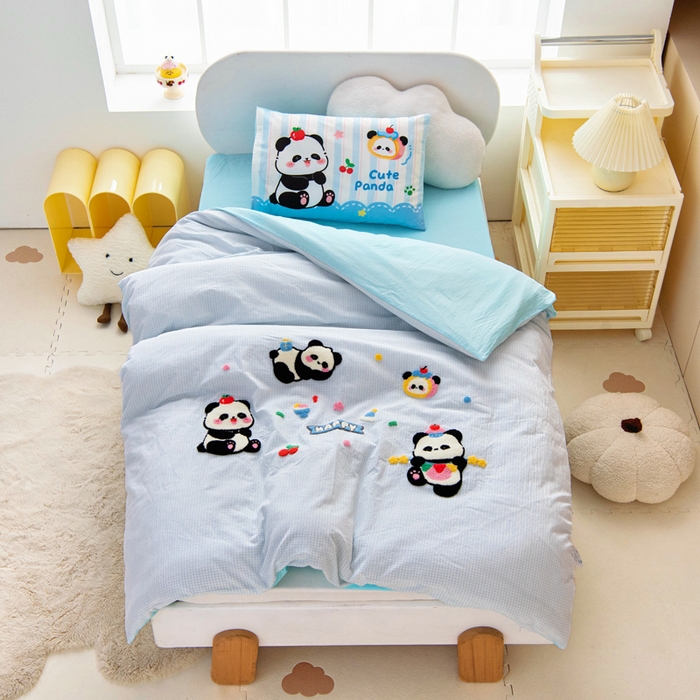 91家纺网 家纺一手货源 找家纺 鱼宝 2025新款全棉毛巾绣幼儿园套件三件套被子被芯 糖果熊猫 蓝